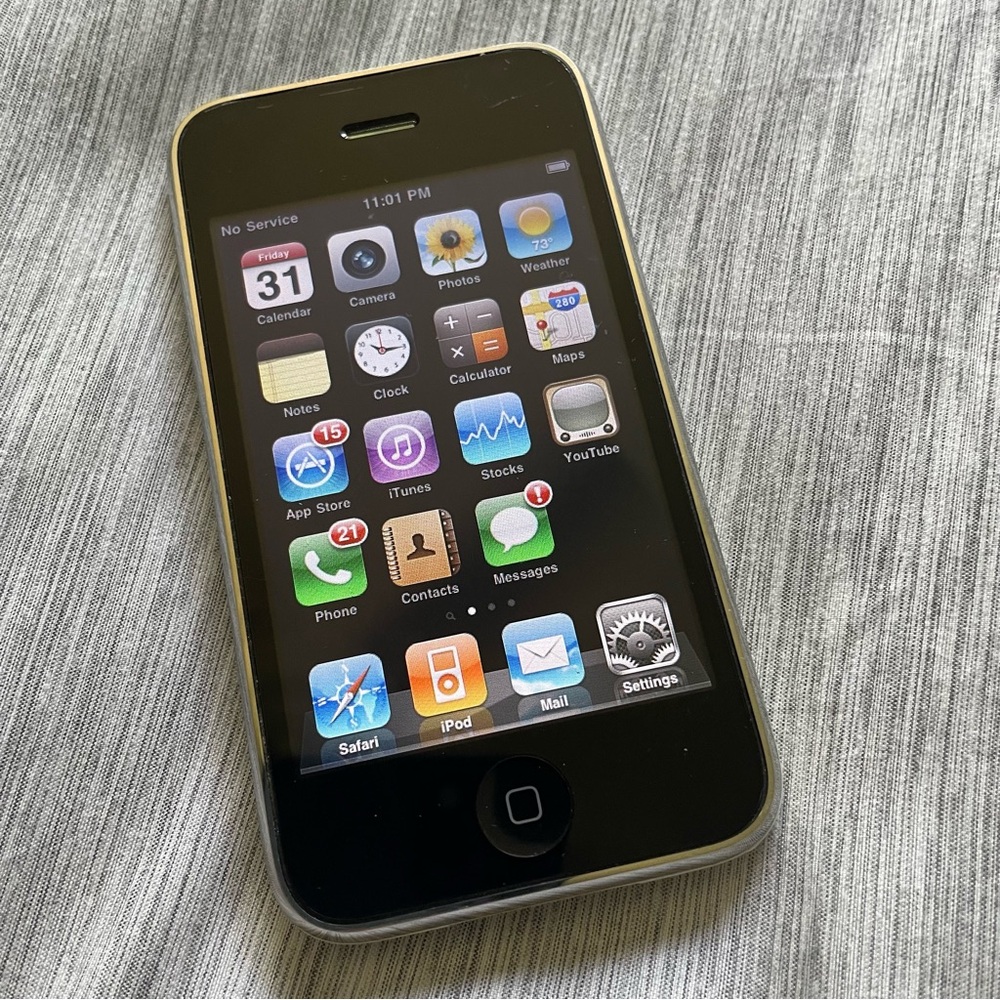 iPhone 3G 16gb used but functioning. White back.